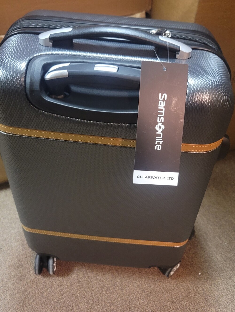 LONDON FOG CARRY ON TRAVEL LUGGAGE 22"